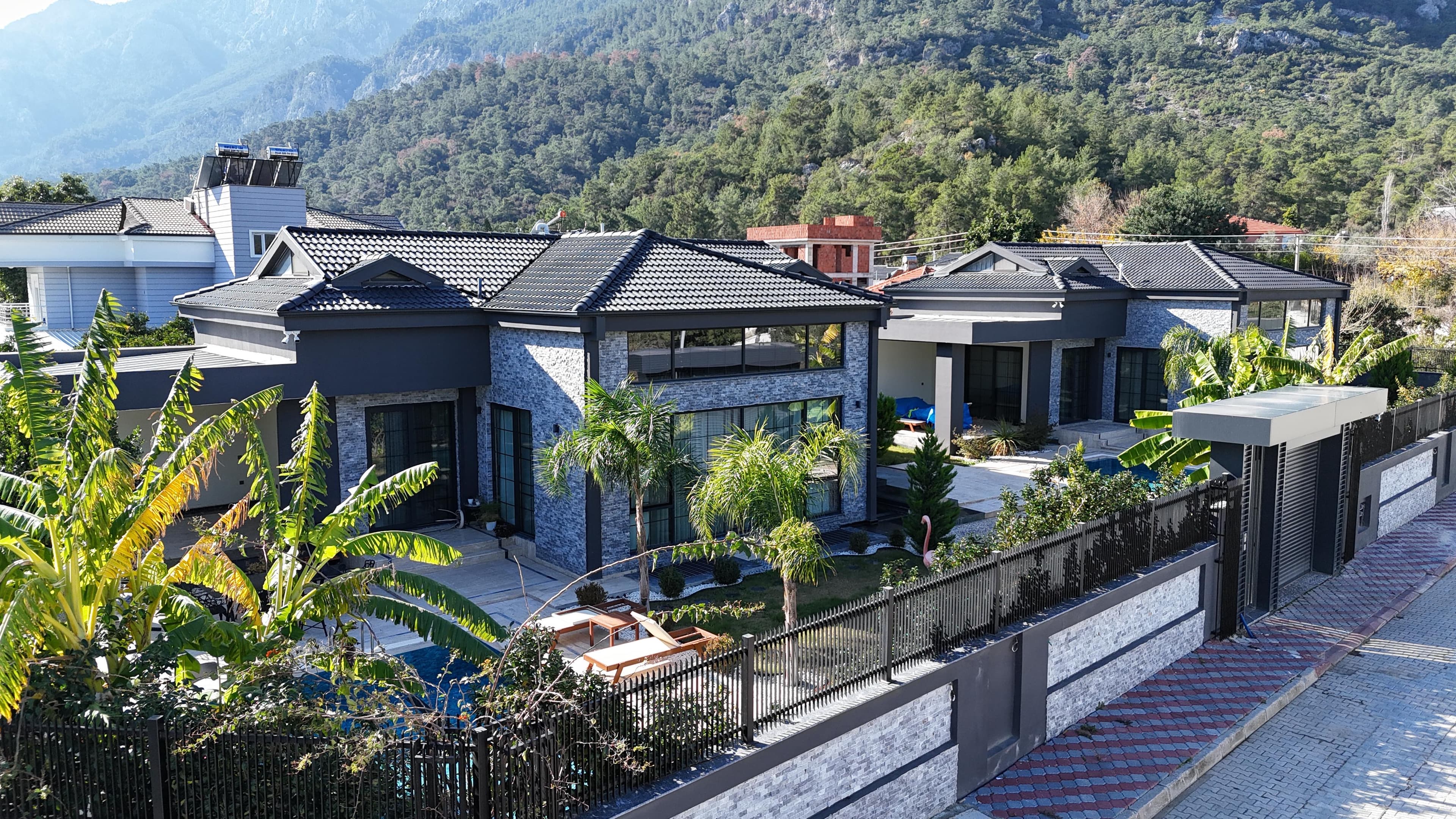 LÜKS VE MÜSTAKİL YAŞAM: KEMER GÖYNÜK'TE ÖZEL HAVUZLU VE GENİŞ BAHÇELİ 2 ADET MODERN VİLLA